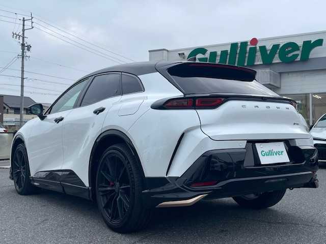 トヨタ クラウン スポーツ RS 三重県 2024(令6)年 1.8万km パールⅡ メーカーオプション/・パノラマルーフ/・バイトーン/セーフティセンス/・プリクラッシュセーフティ/・緊急時操舵支援/・フロントクロストラフィックアラート/・レーンチェンジアシスト/・レーントレーシングアシスト/・レーンディパーチャーアラート/・レーダークルーズコントロール/・アダプティブハイビームアシスト/・ロードサインアシスト/・ドライバー異常時対応システム/・プロアクティブドライビングアシスト/・発進遅れ告知機能/トヨタチームメイト/パーキングサポートブレーキ/ブラインドスポットモニター/1オーナー/モデリスタエアロ/純正12.3型ディスプレイオーディオプラス/【ナビ/フルセグTV/BT/USB/Miracast】/パノラミックビューモニター/ビルトインETC2.0/前後ドライブレコーダー/デジタルインナーミラー/カラーヘッドアップディスプレイ/おくだけ充電/パワーバックドア/レザーシート/D/N席パワーシート/D/N席シートベンチレーション/全席シートヒーター/ステアリングヒーター/オートライト/LEDヘッドランプ/235/45R21インチ純正AW/純正フロアマット