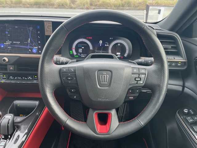 トヨタ クラウン スポーツ RS 三重県 2024(令6)年 1.8万km パールⅡ メーカーオプション/・パノラマルーフ/・バイトーン/セーフティセンス/・プリクラッシュセーフティ/・緊急時操舵支援/・フロントクロストラフィックアラート/・レーンチェンジアシスト/・レーントレーシングアシスト/・レーンディパーチャーアラート/・レーダークルーズコントロール/・アダプティブハイビームアシスト/・ロードサインアシスト/・ドライバー異常時対応システム/・プロアクティブドライビングアシスト/・発進遅れ告知機能/トヨタチームメイト/パーキングサポートブレーキ/ブラインドスポットモニター/1オーナー/モデリスタエアロ/純正12.3型ディスプレイオーディオプラス/【ナビ/フルセグTV/BT/USB/Miracast】/パノラミックビューモニター/ビルトインETC2.0/前後ドライブレコーダー/デジタルインナーミラー/カラーヘッドアップディスプレイ/おくだけ充電/パワーバックドア/レザーシート/D/N席パワーシート/D/N席シートベンチレーション/全席シートヒーター/ステアリングヒーター/オートライト/LEDヘッドランプ/235/45R21インチ純正AW/純正フロアマット