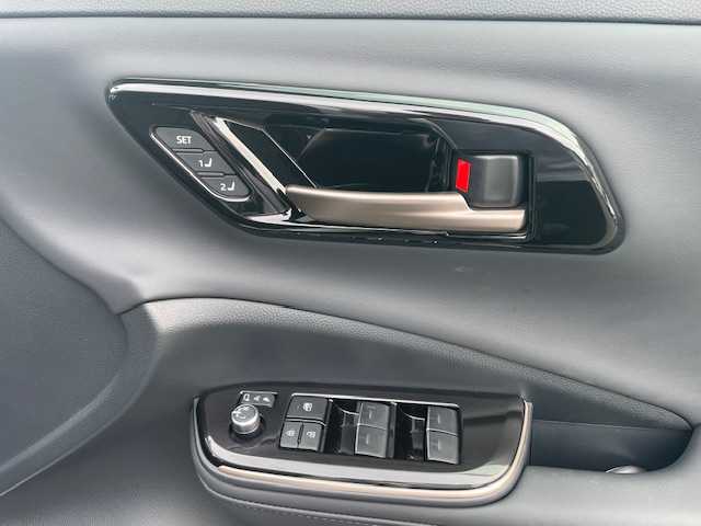 トヨタ クラウン スポーツ RS 三重県 2024(令6)年 1.8万km パールⅡ メーカーオプション/・パノラマルーフ/・バイトーン/セーフティセンス/・プリクラッシュセーフティ/・緊急時操舵支援/・フロントクロストラフィックアラート/・レーンチェンジアシスト/・レーントレーシングアシスト/・レーンディパーチャーアラート/・レーダークルーズコントロール/・アダプティブハイビームアシスト/・ロードサインアシスト/・ドライバー異常時対応システム/・プロアクティブドライビングアシスト/・発進遅れ告知機能/トヨタチームメイト/パーキングサポートブレーキ/ブラインドスポットモニター/1オーナー/モデリスタエアロ/純正12.3型ディスプレイオーディオプラス/【ナビ/フルセグTV/BT/USB/Miracast】/パノラミックビューモニター/ビルトインETC2.0/前後ドライブレコーダー/デジタルインナーミラー/カラーヘッドアップディスプレイ/おくだけ充電/パワーバックドア/レザーシート/D/N席パワーシート/D/N席シートベンチレーション/全席シートヒーター/ステアリングヒーター/オートライト/LEDヘッドランプ/235/45R21インチ純正AW/純正フロアマット