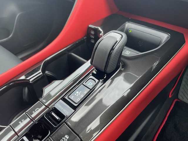 トヨタ クラウン スポーツ RS 三重県 2024(令6)年 1.8万km パールⅡ メーカーオプション/・パノラマルーフ/・バイトーン/セーフティセンス/・プリクラッシュセーフティ/・緊急時操舵支援/・フロントクロストラフィックアラート/・レーンチェンジアシスト/・レーントレーシングアシスト/・レーンディパーチャーアラート/・レーダークルーズコントロール/・アダプティブハイビームアシスト/・ロードサインアシスト/・ドライバー異常時対応システム/・プロアクティブドライビングアシスト/・発進遅れ告知機能/トヨタチームメイト/パーキングサポートブレーキ/ブラインドスポットモニター/1オーナー/モデリスタエアロ/純正12.3型ディスプレイオーディオプラス/【ナビ/フルセグTV/BT/USB/Miracast】/パノラミックビューモニター/ビルトインETC2.0/前後ドライブレコーダー/デジタルインナーミラー/カラーヘッドアップディスプレイ/おくだけ充電/パワーバックドア/レザーシート/D/N席パワーシート/D/N席シートベンチレーション/全席シートヒーター/ステアリングヒーター/オートライト/LEDヘッドランプ/235/45R21インチ純正AW/純正フロアマット