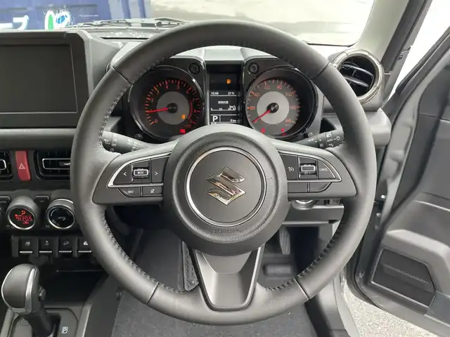 スズキ ジムニー XC 滋賀県 2025(令7)年 0.1千km ミディアムグレー 登録済未使用車/クルーズコントロール/コーナーセンサー/ステアリングスイッチ/シートヒーター/電動格納ミラー/オートライト/オートハイビーム/純正16インチアルミホイール/プッシュスタート/スペアキー