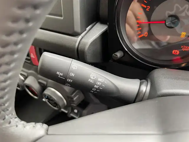 スズキ ジムニー XC 滋賀県 2025(令7)年 0.1千km ミディアムグレー 登録済未使用車/クルーズコントロール/コーナーセンサー/ステアリングスイッチ/シートヒーター/電動格納ミラー/オートライト/オートハイビーム/純正16インチアルミホイール/プッシュスタート/スペアキー
