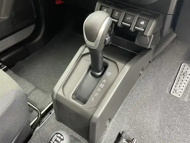 スズキ ジムニー XC 滋賀県 2025(令7)年 0.1千km ミディアムグレー 登録済未使用車/クルーズコントロール/コーナーセンサー/ステアリングスイッチ/シートヒーター/電動格納ミラー/オートライト/オートハイビーム/純正16インチアルミホイール/プッシュスタート/スペアキー