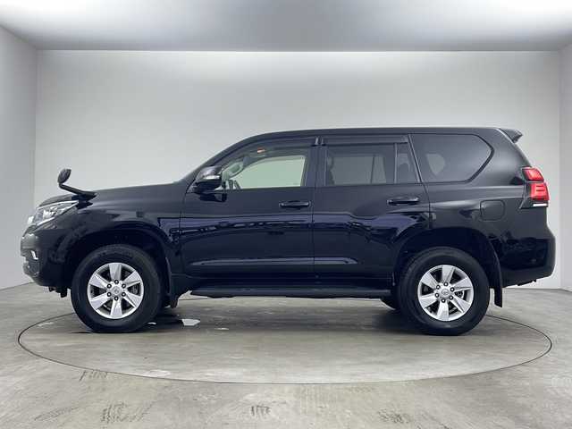 トヨタ ランドクルーザー プラド TX Lパッケージ 兵庫県 2021(令3)年 1.4万km ブラック ・社外9インチナビ（フルセグ・CD・DVD・BT・HDMI）/・サンルーフ/・トヨタセーフティセンス/・アダクティブクルーズコントロール/・レーンディパーチャーアラート/・プリクラッシュセーフティ/・オートマチックハイビーム/・レザーシート/・パワーシート/・シートヒーター/・シートベンチレーション/・3列目電動格納シート/・ETC/・前後ドライブレコーダー/・バックカメラ/・LEDオートライト/・LEDクリアランスランプ（デイライト機能付）/・ヘッドランプクリーナー/・VSC＆TRC（トラクションコントロール）/・ヒルスタートアシストコントロール/・電動センターデフロック/・緊急ブレーキシグナル/・純正17インチアルミホイール/・フロアマット/・スマートキー/・スペアキー/・プッシュスタート/・W＋サイドエアバック/・カーテンエアバック