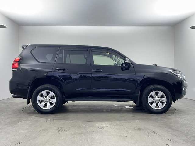 トヨタ ランドクルーザー プラド TX Lパッケージ 兵庫県 2021(令3)年 1.4万km ブラック ・社外9インチナビ（フルセグ・CD・DVD・BT・HDMI）/・サンルーフ/・トヨタセーフティセンス/・アダクティブクルーズコントロール/・レーンディパーチャーアラート/・プリクラッシュセーフティ/・オートマチックハイビーム/・レザーシート/・パワーシート/・シートヒーター/・シートベンチレーション/・3列目電動格納シート/・ETC/・前後ドライブレコーダー/・バックカメラ/・LEDオートライト/・LEDクリアランスランプ（デイライト機能付）/・ヘッドランプクリーナー/・VSC＆TRC（トラクションコントロール）/・ヒルスタートアシストコントロール/・電動センターデフロック/・緊急ブレーキシグナル/・純正17インチアルミホイール/・フロアマット/・スマートキー/・スペアキー/・プッシュスタート/・W＋サイドエアバック/・カーテンエアバック
