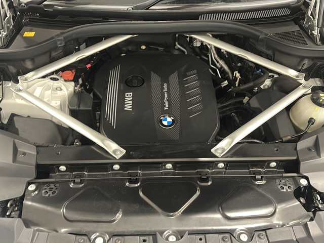 ＢＭＷ Ｘ７ xDrive35d デザインピュアエクセレンス 新潟県 2019(令1)年 4.9万km アルピンホワイトⅢ 電動パノラマ・ガラス・サンルーフ/harman/kardonサラウンド・サウンド・システム/BMWヘッドアップ・ディスプレイ/DSC／ダイナミック・スタビリティ・コントロール/HDC／ヒル・ディセント・コントロール/アダプティブ・ヘッドライト/ハイビーム・アシスタント/パーキング・アシスト・プラス/・PDC／パーク・ディスタンス・コントロール/・パーキング・アシスト（並列・縦列）/・サイド・ビュー・カメラ/ドライビング・アシスト・プロフェッショナル：/・ACC／アクティブ・クルーズ・コントロール/・ステアリング&レーン・コントロール・アシスト/・レーン・ディパーチャー・ウォーニング（車線逸脱警告システム）/・レーン・チェンジ・ウォーニング/オートマチック・テールゲート/純正HDDナビゲーション/・Bluetooth/TV/FM/AM/電動フロント・シート（運転席メモリー機能付）/・シート・ヒーティング（フロント&リヤ）/・ランバー・サポート（運転席&助手席）/・フロント・アクティブ・ベンチレーション・シート/・マッサージ機能（運転席&助手席）/純正ドライブレコーダー/ETC