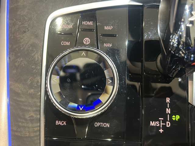 ＢＭＷ Ｘ７ xDrive35d デザインピュアエクセレンス 新潟県 2019(令1)年 4.9万km アルピンホワイトⅢ 電動パノラマ・ガラス・サンルーフ/harman/kardonサラウンド・サウンド・システム/BMWヘッドアップ・ディスプレイ/DSC／ダイナミック・スタビリティ・コントロール/HDC／ヒル・ディセント・コントロール/アダプティブ・ヘッドライト/ハイビーム・アシスタント/パーキング・アシスト・プラス/・PDC／パーク・ディスタンス・コントロール/・パーキング・アシスト（並列・縦列）/・サイド・ビュー・カメラ/ドライビング・アシスト・プロフェッショナル：/・ACC／アクティブ・クルーズ・コントロール/・ステアリング&レーン・コントロール・アシスト/・レーン・ディパーチャー・ウォーニング（車線逸脱警告システム）/・レーン・チェンジ・ウォーニング/オートマチック・テールゲート/純正HDDナビゲーション/・Bluetooth/TV/FM/AM/電動フロント・シート（運転席メモリー機能付）/・シート・ヒーティング（フロント&リヤ）/・ランバー・サポート（運転席&助手席）/・フロント・アクティブ・ベンチレーション・シート/・マッサージ機能（運転席&助手席）/純正ドライブレコーダー/ETC