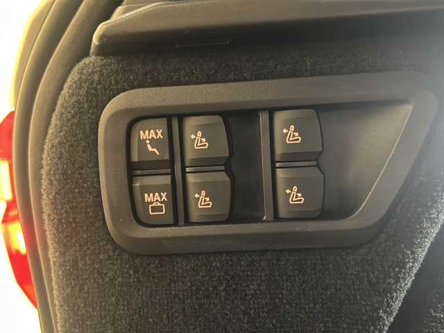 ＢＭＷ Ｘ７ xDrive35d デザインピュアエクセレンス 新潟県 2019(令1)年 4.9万km アルピンホワイトⅢ 電動パノラマ・ガラス・サンルーフ/harman/kardonサラウンド・サウンド・システム/BMWヘッドアップ・ディスプレイ/DSC／ダイナミック・スタビリティ・コントロール/HDC／ヒル・ディセント・コントロール/アダプティブ・ヘッドライト/ハイビーム・アシスタント/パーキング・アシスト・プラス/・PDC／パーク・ディスタンス・コントロール/・パーキング・アシスト（並列・縦列）/・サイド・ビュー・カメラ/ドライビング・アシスト・プロフェッショナル：/・ACC／アクティブ・クルーズ・コントロール/・ステアリング&レーン・コントロール・アシスト/・レーン・ディパーチャー・ウォーニング（車線逸脱警告システム）/・レーン・チェンジ・ウォーニング/オートマチック・テールゲート/純正HDDナビゲーション/・Bluetooth/TV/FM/AM/電動フロント・シート（運転席メモリー機能付）/・シート・ヒーティング（フロント&リヤ）/・ランバー・サポート（運転席&助手席）/・フロント・アクティブ・ベンチレーション・シート/・マッサージ機能（運転席&助手席）/純正ドライブレコーダー/ETC