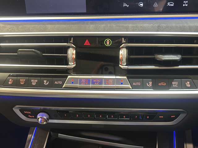 ＢＭＷ Ｘ７ xDrive35d デザインピュアエクセレンス 新潟県 2019(令1)年 4.9万km アルピンホワイトⅢ 電動パノラマ・ガラス・サンルーフ/harman/kardonサラウンド・サウンド・システム/BMWヘッドアップ・ディスプレイ/DSC／ダイナミック・スタビリティ・コントロール/HDC／ヒル・ディセント・コントロール/アダプティブ・ヘッドライト/ハイビーム・アシスタント/パーキング・アシスト・プラス/・PDC／パーク・ディスタンス・コントロール/・パーキング・アシスト（並列・縦列）/・サイド・ビュー・カメラ/ドライビング・アシスト・プロフェッショナル：/・ACC／アクティブ・クルーズ・コントロール/・ステアリング&レーン・コントロール・アシスト/・レーン・ディパーチャー・ウォーニング（車線逸脱警告システム）/・レーン・チェンジ・ウォーニング/オートマチック・テールゲート/純正HDDナビゲーション/・Bluetooth/TV/FM/AM/電動フロント・シート（運転席メモリー機能付）/・シート・ヒーティング（フロント&リヤ）/・ランバー・サポート（運転席&助手席）/・フロント・アクティブ・ベンチレーション・シート/・マッサージ機能（運転席&助手席）/純正ドライブレコーダー/ETC