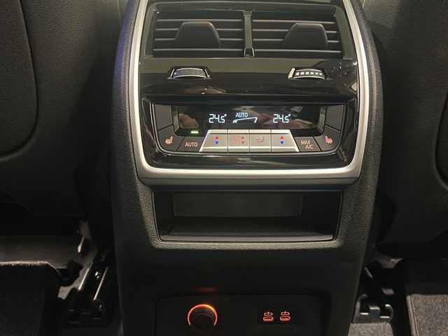 ＢＭＷ Ｘ７ xDrive35d デザインピュアエクセレンス 新潟県 2019(令1)年 4.9万km アルピンホワイトⅢ 電動パノラマ・ガラス・サンルーフ/harman/kardonサラウンド・サウンド・システム/BMWヘッドアップ・ディスプレイ/DSC／ダイナミック・スタビリティ・コントロール/HDC／ヒル・ディセント・コントロール/アダプティブ・ヘッドライト/ハイビーム・アシスタント/パーキング・アシスト・プラス/・PDC／パーク・ディスタンス・コントロール/・パーキング・アシスト（並列・縦列）/・サイド・ビュー・カメラ/ドライビング・アシスト・プロフェッショナル：/・ACC／アクティブ・クルーズ・コントロール/・ステアリング&レーン・コントロール・アシスト/・レーン・ディパーチャー・ウォーニング（車線逸脱警告システム）/・レーン・チェンジ・ウォーニング/オートマチック・テールゲート/純正HDDナビゲーション/・Bluetooth/TV/FM/AM/電動フロント・シート（運転席メモリー機能付）/・シート・ヒーティング（フロント&リヤ）/・ランバー・サポート（運転席&助手席）/・フロント・アクティブ・ベンチレーション・シート/・マッサージ機能（運転席&助手席）/純正ドライブレコーダー/ETC