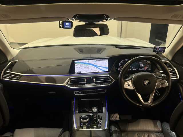 ＢＭＷ Ｘ７ xDrive35d デザインピュアエクセレンス 新潟県 2019(令1)年 4.9万km アルピンホワイトⅢ 電動パノラマ・ガラス・サンルーフ/harman/kardonサラウンド・サウンド・システム/BMWヘッドアップ・ディスプレイ/DSC／ダイナミック・スタビリティ・コントロール/HDC／ヒル・ディセント・コントロール/アダプティブ・ヘッドライト/ハイビーム・アシスタント/パーキング・アシスト・プラス/・PDC／パーク・ディスタンス・コントロール/・パーキング・アシスト（並列・縦列）/・サイド・ビュー・カメラ/ドライビング・アシスト・プロフェッショナル：/・ACC／アクティブ・クルーズ・コントロール/・ステアリング&レーン・コントロール・アシスト/・レーン・ディパーチャー・ウォーニング（車線逸脱警告システム）/・レーン・チェンジ・ウォーニング/オートマチック・テールゲート/純正HDDナビゲーション/・Bluetooth/TV/FM/AM/電動フロント・シート（運転席メモリー機能付）/・シート・ヒーティング（フロント&リヤ）/・ランバー・サポート（運転席&助手席）/・フロント・アクティブ・ベンチレーション・シート/・マッサージ機能（運転席&助手席）/純正ドライブレコーダー/ETC