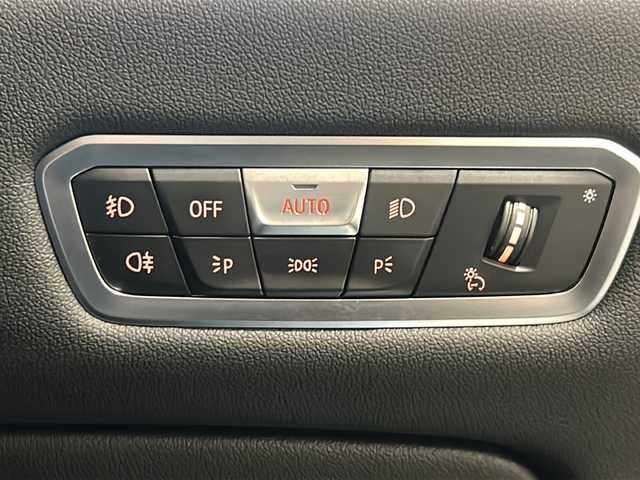 ＢＭＷ Ｘ７ xDrive35d デザインピュアエクセレンス 新潟県 2019(令1)年 4.9万km アルピンホワイトⅢ 電動パノラマ・ガラス・サンルーフ/harman/kardonサラウンド・サウンド・システム/BMWヘッドアップ・ディスプレイ/DSC／ダイナミック・スタビリティ・コントロール/HDC／ヒル・ディセント・コントロール/アダプティブ・ヘッドライト/ハイビーム・アシスタント/パーキング・アシスト・プラス/・PDC／パーク・ディスタンス・コントロール/・パーキング・アシスト（並列・縦列）/・サイド・ビュー・カメラ/ドライビング・アシスト・プロフェッショナル：/・ACC／アクティブ・クルーズ・コントロール/・ステアリング&レーン・コントロール・アシスト/・レーン・ディパーチャー・ウォーニング（車線逸脱警告システム）/・レーン・チェンジ・ウォーニング/オートマチック・テールゲート/純正HDDナビゲーション/・Bluetooth/TV/FM/AM/電動フロント・シート（運転席メモリー機能付）/・シート・ヒーティング（フロント&リヤ）/・ランバー・サポート（運転席&助手席）/・フロント・アクティブ・ベンチレーション・シート/・マッサージ機能（運転席&助手席）/純正ドライブレコーダー/ETC