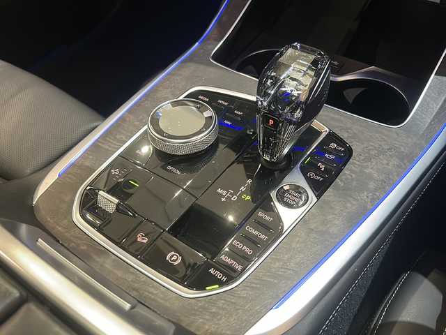 ＢＭＷ Ｘ７ xDrive35d デザインピュアエクセレンス 新潟県 2019(令1)年 4.9万km アルピンホワイトⅢ 電動パノラマ・ガラス・サンルーフ/harman/kardonサラウンド・サウンド・システム/BMWヘッドアップ・ディスプレイ/DSC／ダイナミック・スタビリティ・コントロール/HDC／ヒル・ディセント・コントロール/アダプティブ・ヘッドライト/ハイビーム・アシスタント/パーキング・アシスト・プラス/・PDC／パーク・ディスタンス・コントロール/・パーキング・アシスト（並列・縦列）/・サイド・ビュー・カメラ/ドライビング・アシスト・プロフェッショナル：/・ACC／アクティブ・クルーズ・コントロール/・ステアリング&レーン・コントロール・アシスト/・レーン・ディパーチャー・ウォーニング（車線逸脱警告システム）/・レーン・チェンジ・ウォーニング/オートマチック・テールゲート/純正HDDナビゲーション/・Bluetooth/TV/FM/AM/電動フロント・シート（運転席メモリー機能付）/・シート・ヒーティング（フロント&リヤ）/・ランバー・サポート（運転席&助手席）/・フロント・アクティブ・ベンチレーション・シート/・マッサージ機能（運転席&助手席）/純正ドライブレコーダー/ETC