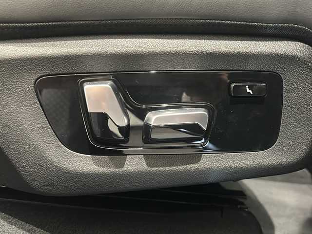 ＢＭＷ Ｘ７ xDrive35d デザインピュアエクセレンス 新潟県 2019(令1)年 4.9万km アルピンホワイトⅢ 電動パノラマ・ガラス・サンルーフ/harman/kardonサラウンド・サウンド・システム/BMWヘッドアップ・ディスプレイ/DSC／ダイナミック・スタビリティ・コントロール/HDC／ヒル・ディセント・コントロール/アダプティブ・ヘッドライト/ハイビーム・アシスタント/パーキング・アシスト・プラス/・PDC／パーク・ディスタンス・コントロール/・パーキング・アシスト（並列・縦列）/・サイド・ビュー・カメラ/ドライビング・アシスト・プロフェッショナル：/・ACC／アクティブ・クルーズ・コントロール/・ステアリング&レーン・コントロール・アシスト/・レーン・ディパーチャー・ウォーニング（車線逸脱警告システム）/・レーン・チェンジ・ウォーニング/オートマチック・テールゲート/純正HDDナビゲーション/・Bluetooth/TV/FM/AM/電動フロント・シート（運転席メモリー機能付）/・シート・ヒーティング（フロント&リヤ）/・ランバー・サポート（運転席&助手席）/・フロント・アクティブ・ベンチレーション・シート/・マッサージ機能（運転席&助手席）/純正ドライブレコーダー/ETC