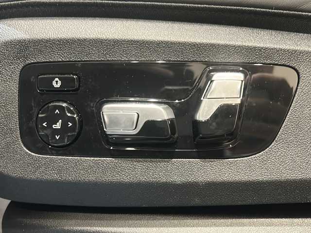 ＢＭＷ Ｘ７ xDrive35d デザインピュアエクセレンス 新潟県 2019(令1)年 4.9万km アルピンホワイトⅢ 電動パノラマ・ガラス・サンルーフ/harman/kardonサラウンド・サウンド・システム/BMWヘッドアップ・ディスプレイ/DSC／ダイナミック・スタビリティ・コントロール/HDC／ヒル・ディセント・コントロール/アダプティブ・ヘッドライト/ハイビーム・アシスタント/パーキング・アシスト・プラス/・PDC／パーク・ディスタンス・コントロール/・パーキング・アシスト（並列・縦列）/・サイド・ビュー・カメラ/ドライビング・アシスト・プロフェッショナル：/・ACC／アクティブ・クルーズ・コントロール/・ステアリング&レーン・コントロール・アシスト/・レーン・ディパーチャー・ウォーニング（車線逸脱警告システム）/・レーン・チェンジ・ウォーニング/オートマチック・テールゲート/純正HDDナビゲーション/・Bluetooth/TV/FM/AM/電動フロント・シート（運転席メモリー機能付）/・シート・ヒーティング（フロント&リヤ）/・ランバー・サポート（運転席&助手席）/・フロント・アクティブ・ベンチレーション・シート/・マッサージ機能（運転席&助手席）/純正ドライブレコーダー/ETC