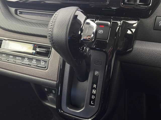 スズキ ソリオ バンディット HV MV 愛知県 2025(令7)年 1.2万km ピュアホワイトパール/ガンメタリック2トーン 禁煙車/純正ナビ(AM/FM/CD/DVD/BT/USB/HDMI/フルセグ/カープレイ/ドロオート)/全方位カメラ/ETC/ドライブレコーダー前後/全席シートヒーター/純正15インチアルミホイール/デュアルブレーキサポートII/前後方誤発進抑制/前後方低速時ブレーキサポート/フロントリヤパーキングセンサー/レーンキープアシスト/ふらつき警報/クルーズコントロール/LEDヘッドライト/オートライト/フォグランプ/両側パワースライドドア/アイドリングストップ/後席サンシェード/電動格納ミラー/革巻きステアリング/純正フロアマット/イモビライザー