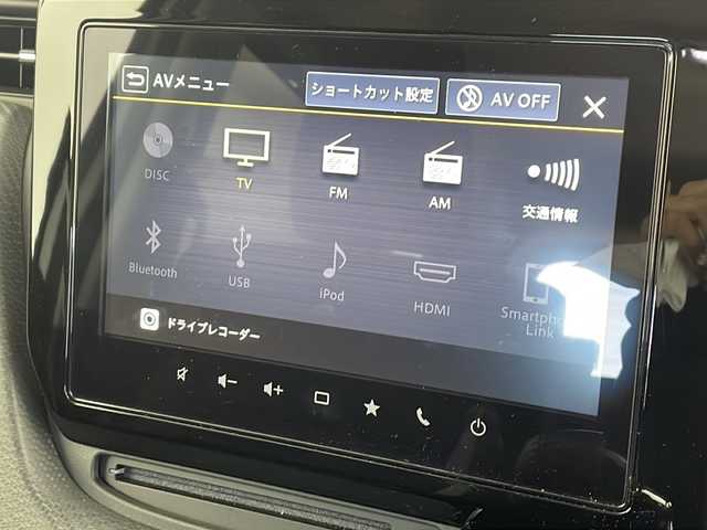 スズキ ソリオ バンディット HV MV 愛知県 2025(令7)年 1.2万km ピュアホワイトパール/ガンメタリック2トーン 禁煙車/純正ナビ(AM/FM/CD/DVD/BT/USB/HDMI/フルセグ/カープレイ/ドロオート)/全方位カメラ/ETC/ドライブレコーダー前後/全席シートヒーター/純正15インチアルミホイール/デュアルブレーキサポートII/前後方誤発進抑制/前後方低速時ブレーキサポート/フロントリヤパーキングセンサー/レーンキープアシスト/ふらつき警報/クルーズコントロール/LEDヘッドライト/オートライト/フォグランプ/両側パワースライドドア/アイドリングストップ/後席サンシェード/電動格納ミラー/革巻きステアリング/純正フロアマット/イモビライザー