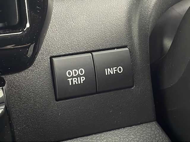 スズキ ソリオ バンディット HV MV 愛知県 2025(令7)年 1.2万km ピュアホワイトパール/ガンメタリック2トーン 禁煙車/純正ナビ(AM/FM/CD/DVD/BT/USB/HDMI/フルセグ/カープレイ/ドロオート)/全方位カメラ/ETC/ドライブレコーダー前後/全席シートヒーター/純正15インチアルミホイール/デュアルブレーキサポートII/前後方誤発進抑制/前後方低速時ブレーキサポート/フロントリヤパーキングセンサー/レーンキープアシスト/ふらつき警報/クルーズコントロール/LEDヘッドライト/オートライト/フォグランプ/両側パワースライドドア/アイドリングストップ/後席サンシェード/電動格納ミラー/革巻きステアリング/純正フロアマット/イモビライザー