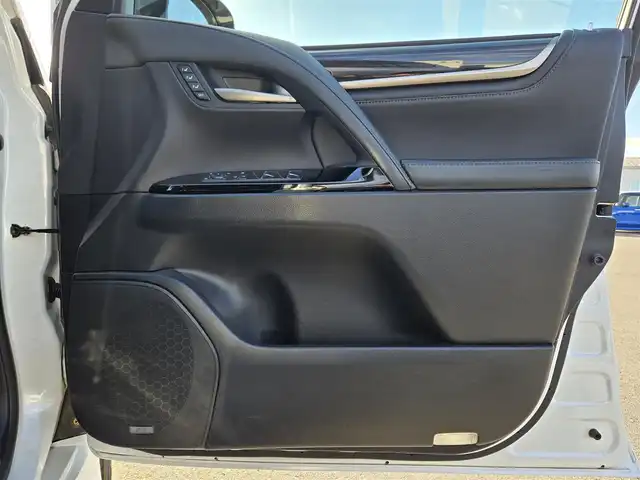 レクサス ＬＸ 570 鹿児島県 2016(平28)年 8万km ホワイトパールクリスタルシャイン マークレビンソン　/モデリスタエアロ（リア／フロント）　/純正アルミホイール（２１インチ）　/リアエンターテイメントシステム　/レクサスセーフティシステムプラス　/クールボックス　/ブラインドスポットモニター/前後コーナーセンサー/ムーンルーフ/ルーフレール/パワーバックドア/シートヒーター/ベンチレーション/ステアリングヒーター/パーキングアシスト/パノラミックビューモニター/レーダークルーズコントロール/ビルトインETC2.0/電動格納サードシート/フルセグテレビ/後席モニター/純正SDナビ/Bluetoothオーディオ/横滑り防止装置/レーンキープアシスト/カーテンエアバッグ/LEDヘッドライト/プッシュスタート/スマートキー/エアバッグ(W+サイド)