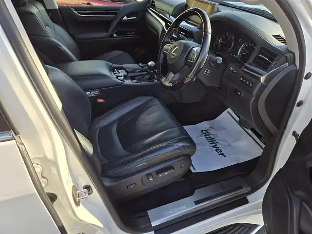 レクサス ＬＸ 570 鹿児島県 2016(平28)年 8万km ホワイトパールクリスタルシャイン マークレビンソン　/モデリスタエアロ（リア／フロント）　/純正アルミホイール（２１インチ）　/リアエンターテイメントシステム　/レクサスセーフティシステムプラス　/クールボックス　/ブラインドスポットモニター/前後コーナーセンサー/ムーンルーフ/ルーフレール/パワーバックドア/シートヒーター/ベンチレーション/ステアリングヒーター/パーキングアシスト/パノラミックビューモニター/レーダークルーズコントロール/ビルトインETC2.0/電動格納サードシート/フルセグテレビ/後席モニター/純正SDナビ/Bluetoothオーディオ/横滑り防止装置/レーンキープアシスト/カーテンエアバッグ/LEDヘッドライト/プッシュスタート/スマートキー/エアバッグ(W+サイド)