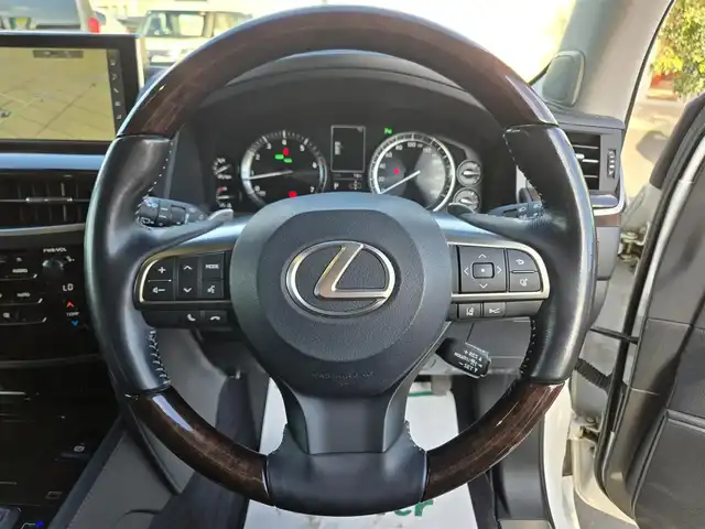 レクサス ＬＸ 570 鹿児島県 2016(平28)年 8万km ホワイトパールクリスタルシャイン マークレビンソン　/モデリスタエアロ（リア／フロント）　/純正アルミホイール（２１インチ）　/リアエンターテイメントシステム　/レクサスセーフティシステムプラス　/クールボックス　/ブラインドスポットモニター/前後コーナーセンサー/ムーンルーフ/ルーフレール/パワーバックドア/シートヒーター/ベンチレーション/ステアリングヒーター/パーキングアシスト/パノラミックビューモニター/レーダークルーズコントロール/ビルトインETC2.0/電動格納サードシート/フルセグテレビ/後席モニター/純正SDナビ/Bluetoothオーディオ/横滑り防止装置/レーンキープアシスト/カーテンエアバッグ/LEDヘッドライト/プッシュスタート/スマートキー/エアバッグ(W+サイド)