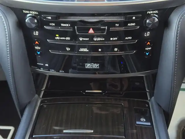 レクサス ＬＸ 570 鹿児島県 2016(平28)年 8万km ホワイトパールクリスタルシャイン マークレビンソン　/モデリスタエアロ（リア／フロント）　/純正アルミホイール（２１インチ）　/リアエンターテイメントシステム　/レクサスセーフティシステムプラス　/クールボックス　/ブラインドスポットモニター/前後コーナーセンサー/ムーンルーフ/ルーフレール/パワーバックドア/シートヒーター/ベンチレーション/ステアリングヒーター/パーキングアシスト/パノラミックビューモニター/レーダークルーズコントロール/ビルトインETC2.0/電動格納サードシート/フルセグテレビ/後席モニター/純正SDナビ/Bluetoothオーディオ/横滑り防止装置/レーンキープアシスト/カーテンエアバッグ/LEDヘッドライト/プッシュスタート/スマートキー/エアバッグ(W+サイド)