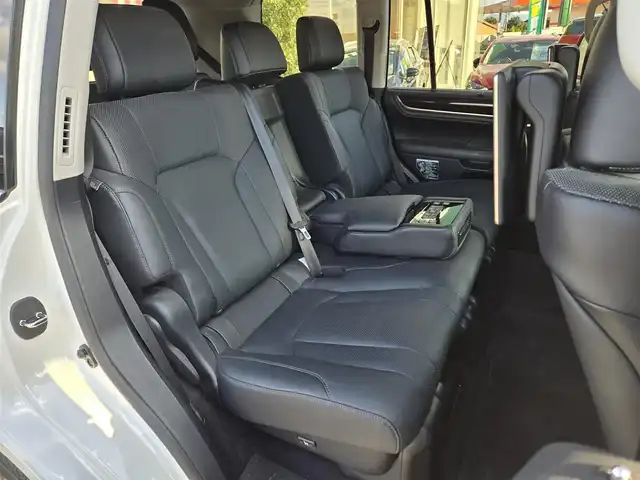 レクサス ＬＸ 570 鹿児島県 2016(平28)年 8万km ホワイトパールクリスタルシャイン マークレビンソン　/モデリスタエアロ（リア／フロント）　/純正アルミホイール（２１インチ）　/リアエンターテイメントシステム　/レクサスセーフティシステムプラス　/クールボックス　/ブラインドスポットモニター/前後コーナーセンサー/ムーンルーフ/ルーフレール/パワーバックドア/シートヒーター/ベンチレーション/ステアリングヒーター/パーキングアシスト/パノラミックビューモニター/レーダークルーズコントロール/ビルトインETC2.0/電動格納サードシート/フルセグテレビ/後席モニター/純正SDナビ/Bluetoothオーディオ/横滑り防止装置/レーンキープアシスト/カーテンエアバッグ/LEDヘッドライト/プッシュスタート/スマートキー/エアバッグ(W+サイド)