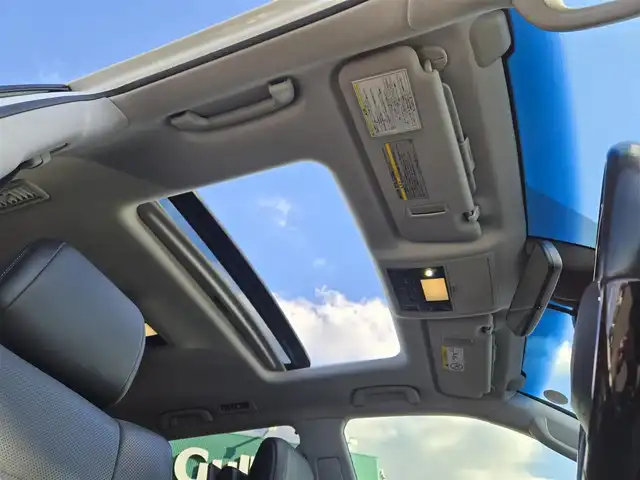 レクサス ＬＸ 570 鹿児島県 2016(平28)年 8万km ホワイトパールクリスタルシャイン マークレビンソン　/モデリスタエアロ（リア／フロント）　/純正アルミホイール（２１インチ）　/リアエンターテイメントシステム　/レクサスセーフティシステムプラス　/クールボックス　/ブラインドスポットモニター/前後コーナーセンサー/ムーンルーフ/ルーフレール/パワーバックドア/シートヒーター/ベンチレーション/ステアリングヒーター/パーキングアシスト/パノラミックビューモニター/レーダークルーズコントロール/ビルトインETC2.0/電動格納サードシート/フルセグテレビ/後席モニター/純正SDナビ/Bluetoothオーディオ/横滑り防止装置/レーンキープアシスト/カーテンエアバッグ/LEDヘッドライト/プッシュスタート/スマートキー/エアバッグ(W+サイド)