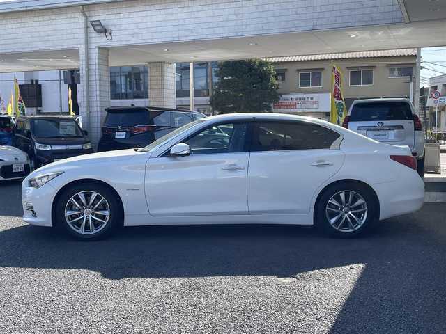 日産 スカイライン ハイブリッド 350GT Type P 大分県 2014(平26)年 6.9万km クリスタルホワイトパール ブラックレザーシート/メーカーメモリナビ 【フルセグ/DVD/BTオーディオ】/全方位カメラ/純正17インチアルミホイール/レーダークルーズコントロール/ドライブレコーダー/前後クリアランスソナー/前席パワーシート/ビルトインETC/LEDヘッドライト/LEDフォグランプ/オートライト/レザーステアリング/電動チルトステアリング/ステアリングリモコン/前席シートヒーター/横滑り防止装置/ウインカーミラー/ドアバイザー/フロアマット/電動格納ミラー/サイド＆Wエアバッグ/ABS/スマートキー×2/オールオートパワーウィンドウ/ナビ取説