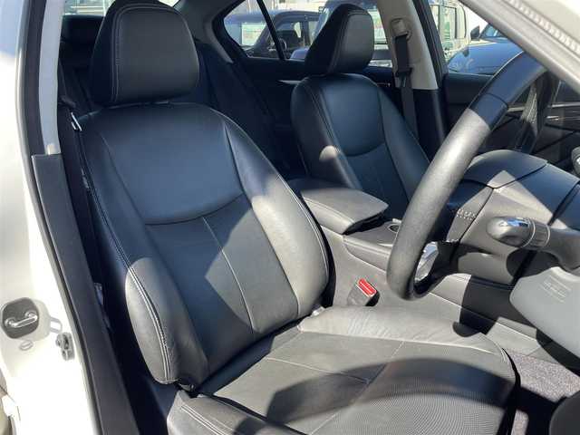 日産 スカイライン ハイブリッド 350GT Type P 大分県 2014(平26)年 6.9万km クリスタルホワイトパール ブラックレザーシート/メーカーメモリナビ 【フルセグ/DVD/BTオーディオ】/全方位カメラ/純正17インチアルミホイール/レーダークルーズコントロール/ドライブレコーダー/前後クリアランスソナー/前席パワーシート/ビルトインETC/LEDヘッドライト/LEDフォグランプ/オートライト/レザーステアリング/電動チルトステアリング/ステアリングリモコン/前席シートヒーター/横滑り防止装置/ウインカーミラー/ドアバイザー/フロアマット/電動格納ミラー/サイド＆Wエアバッグ/ABS/スマートキー×2/オールオートパワーウィンドウ/ナビ取説