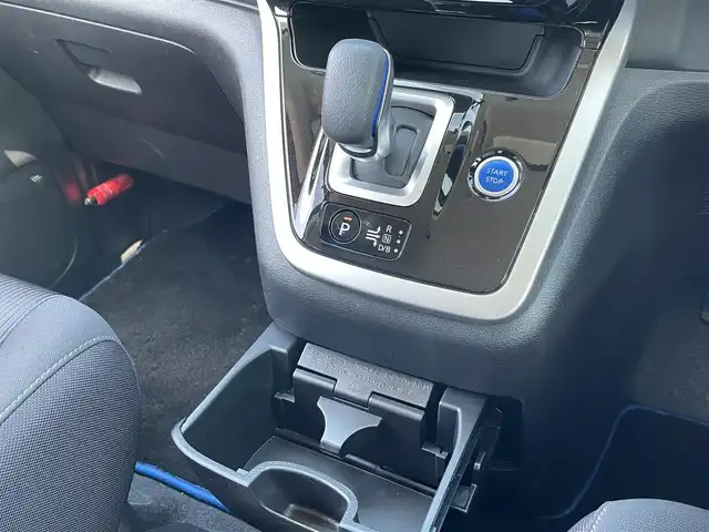 日産 セレナ e－パワー ハイウェイスター V 佐賀県 2018(平30)年 3.9万km マルーンレッド 2トーン 純正9型メモリナビゲーション【MM517D-L】/・BT CD DVD SD AM FM フルセグTV/アラウンドビューモニター/ドライブレコーダー/ビルトインETC/両側パワースライドドア/革巻きステアリング/ステアリングリモコン/LEDヘッドライト/オートハイビーム/スマートキー/純正15インチアルミホイール/純正フロアマット/純正ドアバイザー/スペアキー×1本/運転支援システム/・エマージェンシーブレーキ/・車線逸脱警報/・クリアランスソナー/・パーキングアシスト/・クルーズコントロール/・標識表示