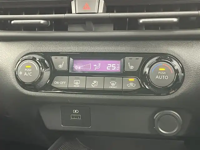 日産 ノート X 岡山県 2021(令3)年 2.4万km オーロラフレアブルーパール 社外メモリーナビ/【AM/FM/CD/DVD/Bluetooth/フルセグTV】/型番:CN-RE07WD/純正エアロ/前席シートヒーター/ステアリングヒーター/ETC/コーナーセンサー（前後）/バックカメラ/衝突軽減ブレーキシステム/ステアリングスイッチ/スマートキー/純正フロアマット/LEDヘッドライト/LEDフォグランプ/オートハイビーム