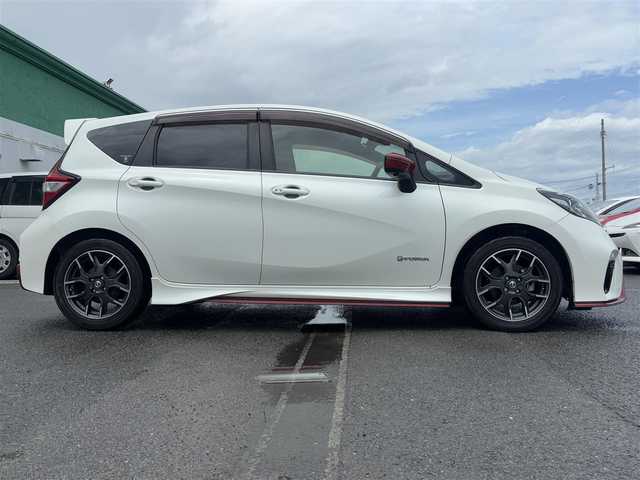 日産 ノート e－パワー ニスモ 徳島県 2017(平29)年 5.3万km ブリリアントホワイトパール 純正8インチナビ　MM517D-W/(SD/Bluetooth/CD/FM/AM/USB)/全方位カメラ/ドライブレコーダー/ETC2.0/レーンキープアシストシステム/デジタルインナーミラー/ドアバイザー/クリアランスソナー/エマージェンシーブレーキ/オートライト/LEDヘッドライト/純正フロアマット/プッシュスタート/スマートキー