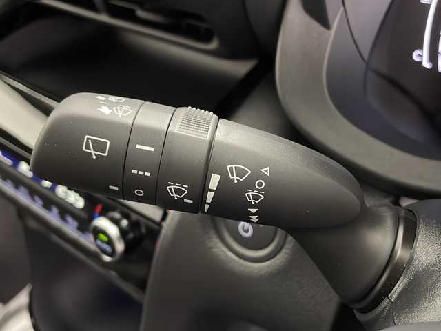 トヨタ ヤリスクロス ハイブリッド Z 鹿児島県 2024(令6)年 0.4万km プラチナホワイトパールマイカ スマートキー×2/純正ディスプレイオーディオ/全方位カメラ/前後ドライブレコーダー（HDR965GW）/BSM/トヨタセーフティセンス/・プリクラッシュセーフティ/・レーンデパーチャーアラート/・レーンキープアシスト/・レーダークルーズコントロール/・オートマチックハイビーム/ハーフレザーシート/D席パワーシート/D/N席シートヒーター/ビルトインETC/LEDヘッドライト/純正フロアマット/ドアバイザー/純正18インチアルミホイール/保証書/取扱説明書