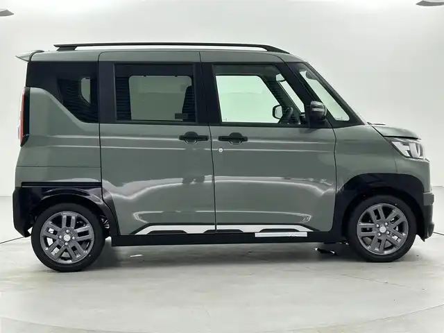 三菱 デリカミニ T プレミアム リミテッド ED 福井県 2025(令7)年 0.1万km未満 緑 届済み未使用車/純正ディスプレイオーディオ/【AM/FM/Bluetooth/HDMI/USB】/全方位カメラ/両側パワースライドドア/シートヒーター/ハンドルヒーター/衝突軽減ブレーキ/クルーズコントロール/オートライト/LEDヘッドライド/LEDフォグライト/ヘッドライドレベライザー/プッシュスタート/スマートキー/スペアキー/取扱説明書/新車時保証書/カラーコード：X42F29/アッシュグリーンメタリック × ブラックマイカ