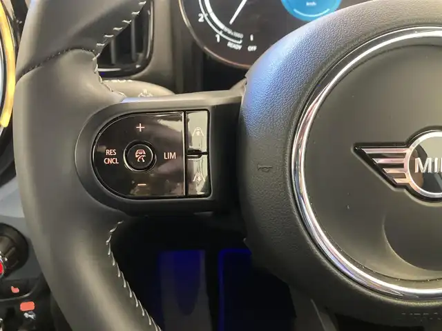 ＭＩＮＩ ＢＭＷ ミニ クロスオーバー クーパー D アンテイムドED 熊本県 2023(令5)年 1.9万km グレーⅡ ・スマートキー/・プッシュスタート/・インテリジェントセーフティ/・PDC自動起動/・パーキングアシスト/・クルーズコントロール(追従式)/・茶革シート/・前席シートヒーター /・純正メモリナビ/　【Bluetooth・USB・AppleCarPlay】/・バックカメラ/・ETC/・ドライブレコーダー(前後録画)/・パワーバックドア/・LEDヘッドランプ/・LEDフォグランプ/・UKテール/・純正マット