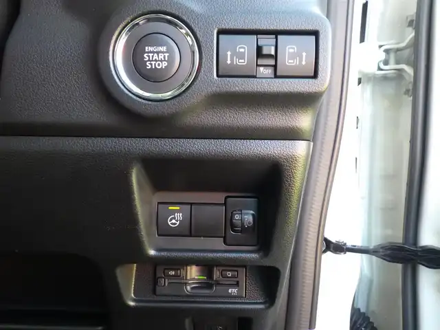 スズキ スペーシア カスタム HYBRID XS 千葉県 2024(令6)年 1.4万km ピュアホワイトP 純正9インチナビ/(Bluetooth/CD/DVD/HDMI/USB/ipod/AM/FM)/地デジフルセグ/全方位カメラ/ETC/ステアリングヒーター/アダプティブクルーズコントロール/衝突軽減ブレーキ/車線逸脱抑制機能/ヘッドアップディスプレイ/先行車発進お知らせ機能/標識認識機能/前席シートヒーター/電子パーキングシステム/ブレーキホールド/アイドリングストップ/ロールサンシェード/ウィンカーミラー/フロントフォグランプ/純正フロアマット/純正15インチアルミホイール