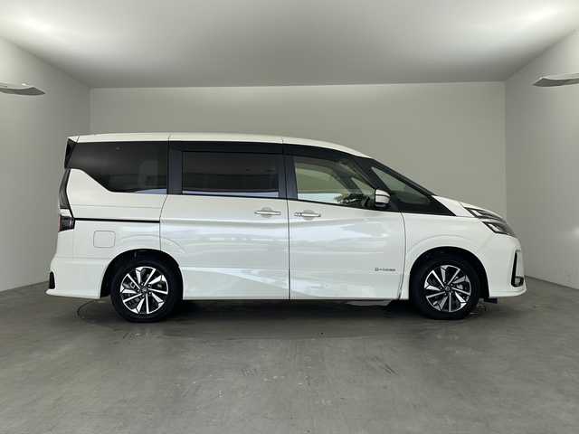 日産 セレナ e－パワー ハイウェイスター V 兵庫県 2020(令2)年 5.5万km ブリリアントホワイトパール ・純正10インチSDナビ（MM520D-L）/CD/DVD/BD/SD/BT/フルセグ/・バックカメラ/・ビルトインETC/・プロパイロット/・インテリジェントエマージェンシーブレーキ/・インテリジェントFCW＋LDW/・インテリジェントBSI＋BSW/・RCTA/・踏み間違い衝突防止アシスト/・標識検知機能/・車両接近通報装置/・両側パワースライドドア/・前席シートヒーター/・純正16インチアルミホイール/・前後ドライブレコーダー/・スマートキー/・LEDライト/・ステアリングヒーター
