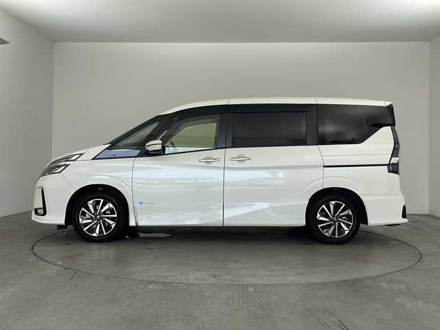 日産 セレナ e－パワー ハイウェイスター V 兵庫県 2020(令2)年 5.5万km ブリリアントホワイトパール ・純正10インチSDナビ（MM520D-L）/CD/DVD/BD/SD/BT/フルセグ/・バックカメラ/・ビルトインETC/・プロパイロット/・インテリジェントエマージェンシーブレーキ/・インテリジェントFCW＋LDW/・インテリジェントBSI＋BSW/・RCTA/・踏み間違い衝突防止アシスト/・標識検知機能/・車両接近通報装置/・両側パワースライドドア/・前席シートヒーター/・純正16インチアルミホイール/・前後ドライブレコーダー/・スマートキー/・LEDライト/・ステアリングヒーター