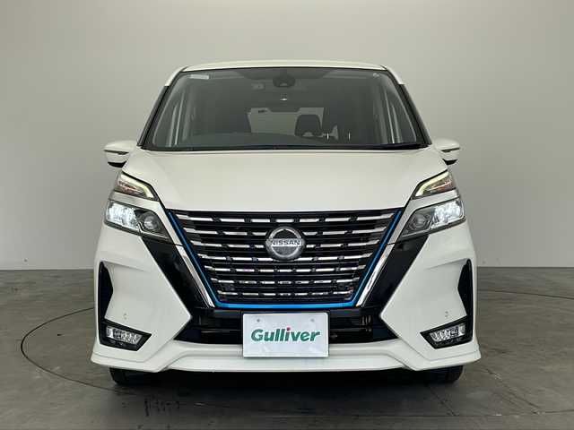 日産 セレナ e－パワー ハイウェイスター V 兵庫県 2020(令2)年 5.5万km ブリリアントホワイトパール ・純正10インチSDナビ（MM520D-L）/CD/DVD/BD/SD/BT/フルセグ/・バックカメラ/・ビルトインETC/・プロパイロット/・インテリジェントエマージェンシーブレーキ/・インテリジェントFCW＋LDW/・インテリジェントBSI＋BSW/・RCTA/・踏み間違い衝突防止アシスト/・標識検知機能/・車両接近通報装置/・両側パワースライドドア/・前席シートヒーター/・純正16インチアルミホイール/・前後ドライブレコーダー/・スマートキー/・LEDライト/・ステアリングヒーター
