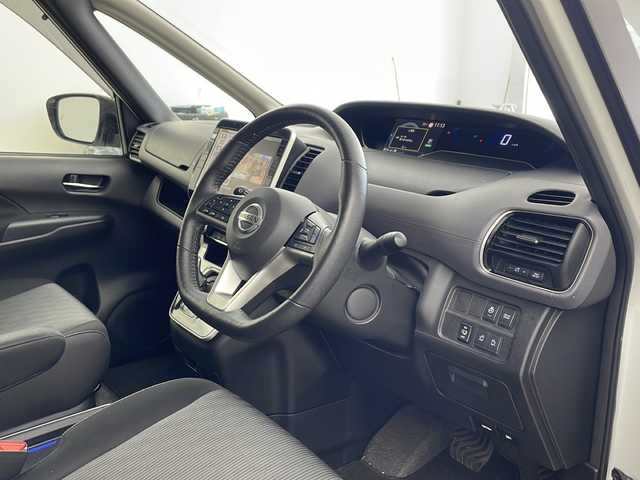 日産 セレナ e－パワー ハイウェイスター V 兵庫県 2020(令2)年 5.5万km ブリリアントホワイトパール ・純正10インチSDナビ（MM520D-L）/CD/DVD/BD/SD/BT/フルセグ/・バックカメラ/・ビルトインETC/・プロパイロット/・インテリジェントエマージェンシーブレーキ/・インテリジェントFCW＋LDW/・インテリジェントBSI＋BSW/・RCTA/・踏み間違い衝突防止アシスト/・標識検知機能/・車両接近通報装置/・両側パワースライドドア/・前席シートヒーター/・純正16インチアルミホイール/・前後ドライブレコーダー/・スマートキー/・LEDライト/・ステアリングヒーター