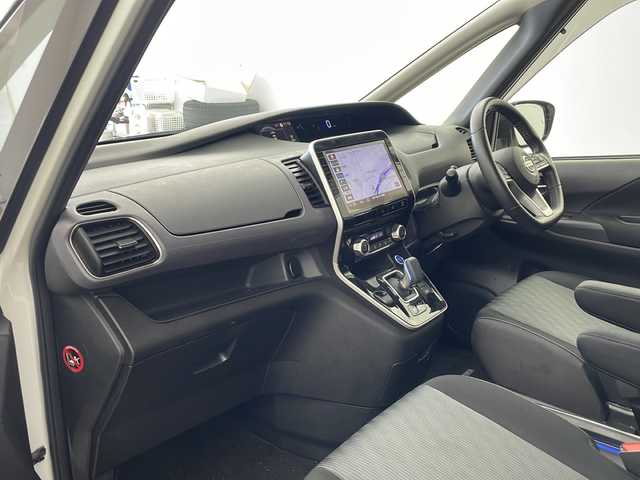 日産 セレナ e－パワー ハイウェイスター V 兵庫県 2020(令2)年 5.5万km ブリリアントホワイトパール ・純正10インチSDナビ（MM520D-L）/CD/DVD/BD/SD/BT/フルセグ/・バックカメラ/・ビルトインETC/・プロパイロット/・インテリジェントエマージェンシーブレーキ/・インテリジェントFCW＋LDW/・インテリジェントBSI＋BSW/・RCTA/・踏み間違い衝突防止アシスト/・標識検知機能/・車両接近通報装置/・両側パワースライドドア/・前席シートヒーター/・純正16インチアルミホイール/・前後ドライブレコーダー/・スマートキー/・LEDライト/・ステアリングヒーター