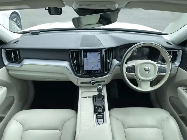 ボルボ ＸＣ６０ D4 AWD モーメンタム 山梨県 2020(令2)年 7.3万km クリスタルホワイトP ワンオーナー　/白革/シートＨ　/純正メモリナビ/フルセグ/ＢＴ　/ＡｐｐｌｅＣａｒＰｌａｙ　/自動駐車　/自動発車　/衝突回避　/ＣＴＡ　/ＡＣＣ　/アダプティブベンディングライト　/ＬＫＡ　/ＢＬＩＳ　/360°カメラ/フットオープナー　