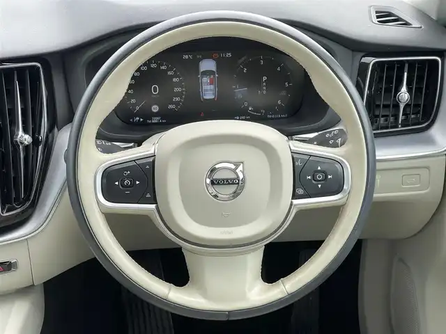 ボルボ ＸＣ６０ D4 AWD モーメンタム 山梨県 2020(令2)年 7.3万km クリスタルホワイトP ワンオーナー　/白革/シートＨ　/純正メモリナビ/フルセグ/ＢＴ　/ＡｐｐｌｅＣａｒＰｌａｙ　/自動駐車　/自動発車　/衝突回避　/ＣＴＡ　/ＡＣＣ　/アダプティブベンディングライト　/ＬＫＡ　/ＢＬＩＳ　/360°カメラ/フットオープナー　