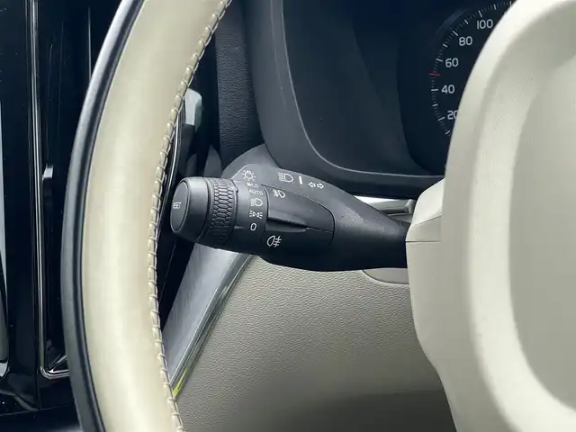 ボルボ ＸＣ６０ D4 AWD モーメンタム 山梨県 2020(令2)年 7.3万km クリスタルホワイトP ワンオーナー　/白革/シートＨ　/純正メモリナビ/フルセグ/ＢＴ　/ＡｐｐｌｅＣａｒＰｌａｙ　/自動駐車　/自動発車　/衝突回避　/ＣＴＡ　/ＡＣＣ　/アダプティブベンディングライト　/ＬＫＡ　/ＢＬＩＳ　/360°カメラ/フットオープナー　