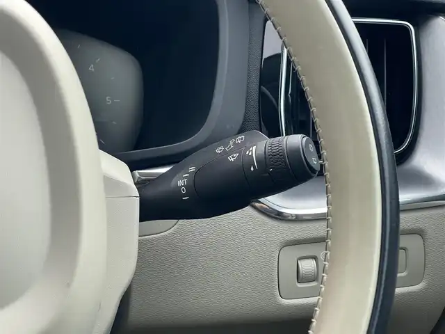 ボルボ ＸＣ６０ D4 AWD モーメンタム 山梨県 2020(令2)年 7.3万km クリスタルホワイトP ワンオーナー　/白革/シートＨ　/純正メモリナビ/フルセグ/ＢＴ　/ＡｐｐｌｅＣａｒＰｌａｙ　/自動駐車　/自動発車　/衝突回避　/ＣＴＡ　/ＡＣＣ　/アダプティブベンディングライト　/ＬＫＡ　/ＢＬＩＳ　/360°カメラ/フットオープナー　