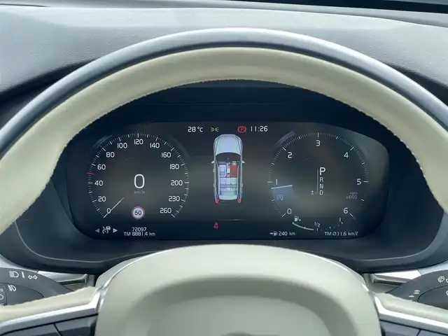 ボルボ ＸＣ６０ D4 AWD モーメンタム 山梨県 2020(令2)年 7.3万km クリスタルホワイトP ワンオーナー　/白革/シートＨ　/純正メモリナビ/フルセグ/ＢＴ　/ＡｐｐｌｅＣａｒＰｌａｙ　/自動駐車　/自動発車　/衝突回避　/ＣＴＡ　/ＡＣＣ　/アダプティブベンディングライト　/ＬＫＡ　/ＢＬＩＳ　/360°カメラ/フットオープナー　