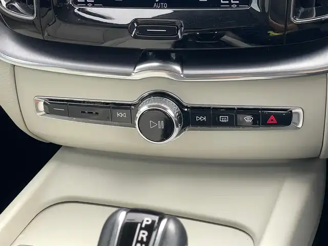 ボルボ ＸＣ６０ D4 AWD モーメンタム 山梨県 2020(令2)年 7.3万km クリスタルホワイトP ワンオーナー　/白革/シートＨ　/純正メモリナビ/フルセグ/ＢＴ　/ＡｐｐｌｅＣａｒＰｌａｙ　/自動駐車　/自動発車　/衝突回避　/ＣＴＡ　/ＡＣＣ　/アダプティブベンディングライト　/ＬＫＡ　/ＢＬＩＳ　/360°カメラ/フットオープナー　