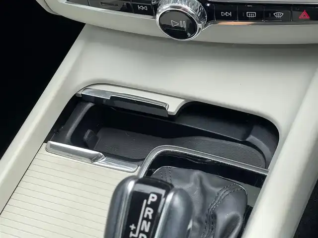 ボルボ ＸＣ６０ D4 AWD モーメンタム 山梨県 2020(令2)年 7.3万km クリスタルホワイトP ワンオーナー　/白革/シートＨ　/純正メモリナビ/フルセグ/ＢＴ　/ＡｐｐｌｅＣａｒＰｌａｙ　/自動駐車　/自動発車　/衝突回避　/ＣＴＡ　/ＡＣＣ　/アダプティブベンディングライト　/ＬＫＡ　/ＢＬＩＳ　/360°カメラ/フットオープナー　