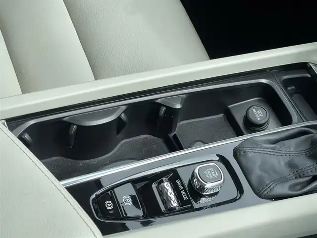 ボルボ ＸＣ６０ D4 AWD モーメンタム 山梨県 2020(令2)年 7.3万km クリスタルホワイトP ワンオーナー　/白革/シートＨ　/純正メモリナビ/フルセグ/ＢＴ　/ＡｐｐｌｅＣａｒＰｌａｙ　/自動駐車　/自動発車　/衝突回避　/ＣＴＡ　/ＡＣＣ　/アダプティブベンディングライト　/ＬＫＡ　/ＢＬＩＳ　/360°カメラ/フットオープナー　